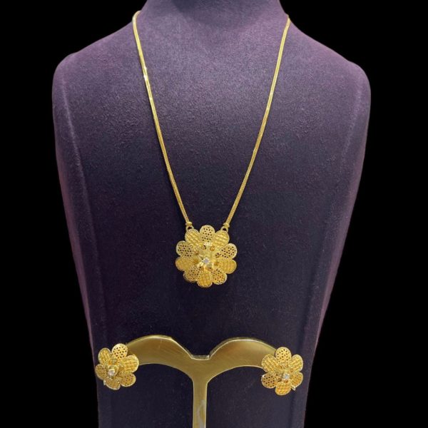 The Cierre Pendant With Earrings